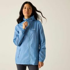 Kurtka trekkingowa damska Pack It Jacket III kieszonkowa przeciwdeszczowa. Niebieskie kurtki sportowe damskie Regatta, l, bez wzorów, z materiału, bez ramiączek, z kapturem, trekkingowe. Za 149.99 zł.