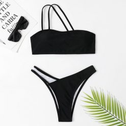 Bikini bandeau na plażę i lato z elastycznego materiału Mihane. Czarne bikini Intica, bez wzorów. Za 129.00 zł.