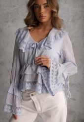 Niebieska Bluzka z Wiskozy Boho Ozdobiona Wiązaniami Koronką i Falbanami Gavimia. Niebieskie bluzki damskie Renee, m, bez wzorów, z koronki, boho, bez kołnierzyka, bez ramiączek. Za 159.99 zł.