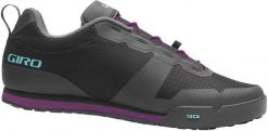 Buty damskie GIRO TRACKER FASTLACE W black throwback purple Rozmiar buta: 38. Czarne obuwie sportowe damskie Giro, bez wzorów, bez zapięcia. Za 456.90 zł.