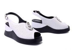 ARTIKER RELAKS 54C1352 biały, sandały damskie. Białe sandały damskie Artiker Relaks, bez wzorów, z gumy, bez obcasa, na koturnie, bez zapięcia. Za 137.94 zł.