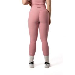 Damskie legginsy bezszwowe prążkowane z efektem scrunch – pudrowy róż. Czerwone legginsy damskie AESTHETIC WOLF, bez wzorów, z dzianiny. Za 119.99 zł.