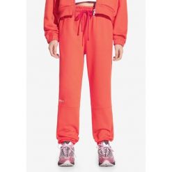 Spodnie dresowe damskie Prosto Cut. Czerwone spodnie dresowe damskie Prosto., bez wzorów, z dresówki, sportowe, długie. W wyprzedaży za 233.99 zł.