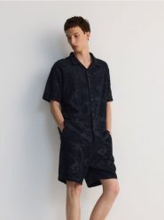 Wzorzysta koszula comfort fit - granatowy. Niebieskie koszule męskie Reserved, l, bez wzorów, z bawełny, bez kołnierzyka, bez ramiączek. W wyprzedaży za 89.99 zł.