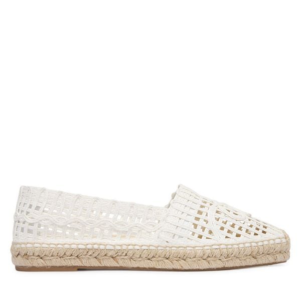 Czółenka Weekend Max Mara. Białe czółenka damskie Weekend Max Mara, bez wzorów, bez obcasa, bez zapięcia. Za 845.99 zł.