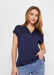 Luźna satynowa tunika z krótkim rękawem i obniżoną linią ramion. Czerwone tuniki damskie bonprix, bez wzorów, z satyny, eleganckie, bez ramiączek. Za 77.99 zł.