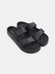 Klapki na sprzączki - czarny. Czarne klapki męskie Sinsay, bez wzorów, bez zapięcia. Za 29.99 zł.