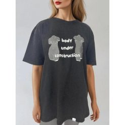 Czarny T-shirt Damski Retro - Body Under Construction BeShaped. Czarne t-shirty damskie BESHAPED, bez wzorów, z bawełny, retro, bez kołnierzyka, bez ramiączek. W wyprzedaży za 169.15 zł.
