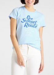 DAMSKI T-SHIRT LEE LEE GRAPHIC TEE REGULAR FIT SKY BLUE L41AEPNR 112108860. Niebieskie t-shirty damskie Lee, l, bez wzorów, bez kołnierzyka, bez ramiączek. Za 69.99 zł.