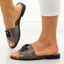 Pewter płaskie klapki damskie S.Barski 51-007. Szare klapki damskie S.BARSKI, na wiosnę, z aplikacjami, ze skóry, eleganckie, bez obcasa, na płaskiej podeszwie, bez zapięcia. Za 159.00 zł.