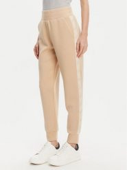 Guess Spodnie dresowe W5YB11 KBYE2 Beżowy Regular Fit. Brązowe spodnie dresowe damskie Guess, z aplikacjami, z dresówki. Za 299.99 zł.