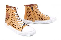 MANITU 990764-06 gelb, trampki damskie. Żółte trampki i tenisówki damskie Manitu, w ażurowe wzory, ze skóry, bez zapięcia. Za 349.90 zł.