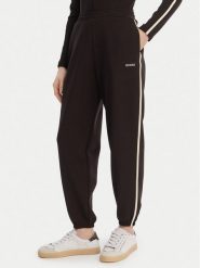 Guess Spodnie dresowe V6GB02 K2915 Brązowy Regular Fit. Brązowe spodnie dresowe damskie Guess, z aplikacjami, z dresówki. Za 394.99 zł.