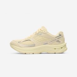 Buty sportowe damskie RR2K. Żółte obuwie sportowe damskie Decathlon, bez wzorów, z kauczuku, bez zapięcia, trekkingowe. Za 319.99 zł.