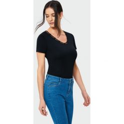 Top z dekoracyjną lamówką. Topy damskie Greenpoint, bez wzorów, z elastanu, bez kołnierzyka, bez ramiączek. Za 19.99 zł.