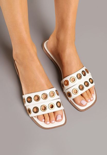 Białe Klapki z Kwadratowym Noskiem i Nitowym Zdobieniem Rosavanea. Białe klapki damskie Renee, na lato, z aplikacjami, z jeansu, eleganckie, bez obcasa, na płaskiej podeszwie, bez zapięcia. Za 59.99 zł.