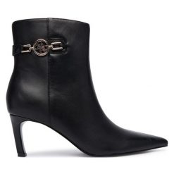 Botki Guess. Czarne botki damskie Guess, z aplikacjami, bez obcasa, na szpilce, bez zapięcia. Za 639.99 zł.