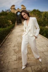 Marynarka w paski biała. Białe marynarki i żakiety damskie MOODO, bez wzorów, z elastanu, bez kołnierzyka, bez ramiączek. Za 199.99 zł.