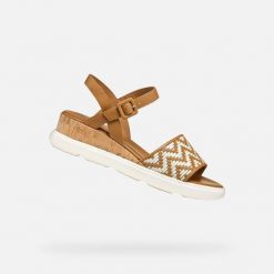 Damskie sandały Geox Pisa B. Brązowe sandały damskie Geox, bez wzorów, z gumy, bez obcasa, bez zapięcia. Za 465.99 zł.