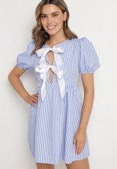 Jasnoniebieska Rozkloszowana Sukienka w Kratkę Vichy w Stylu Retro z Wiązaniem Telionea. Niebieskie sukienki damskie Born2be, na co dzień, l, bez wzorów, klasyczne, bez kołnierzyka, bez ramiączek, mini, rozkloszowane. Za 74.99 zł.