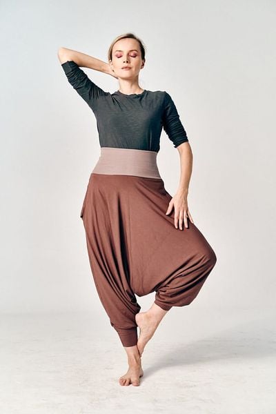 Spodnie Haremki Czekoladowe. Brązowe spodnie materiałowe damskie Hultaj Polski, bez wzorów, z bawełny, boho, z obniżonym stanem, moda ciążowa. Za 289.00 zł.