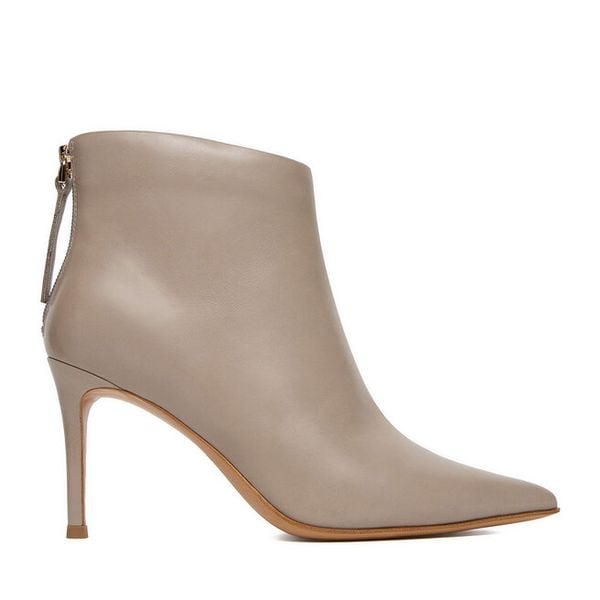 Botki Eva Minge. Szare botki damskie Eva Minge, bez wzorów, bez obcasa, na szpilce, bez zapięcia. Za 479.99 zł.