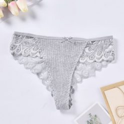 Stringi koronkowe na specjalne okazje Reinie. Szare majtki damskie Intica, z koronki. W wyprzedaży za 49.00 zł.