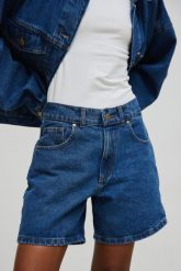 Szorty z szerokimi nogawkami w kolorze NAVY BLUE - TABOO-M. Niebieskie szorty damskie Marsala, bez wzorów, z denimu. Za 299.90 zł.