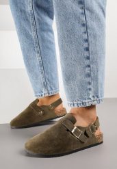 Zielone Sandały w Stylu Chodaków Ozdobione Klamrami Qyrraya. Zielone sandały damskie Born2be, bez wzorów, bez obcasa, na płaskiej podeszwie, bez zapięcia. Za 69.99 zł.