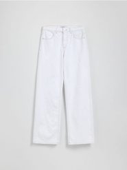 Jeansy wide leg - biały. Białe jeansy damskie Reserved, bez wzorów, z bawełny. W wyprzedaży za 109.99 zł.