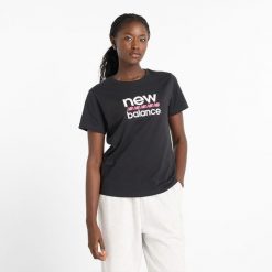 Koszulka damska New Balance WT51540BK – czarna. Czarne bluzki damskie New Balance, m, bez wzorów, z bawełny, klasyczne, bez kołnierzyka, bez ramiączek. Za 119.99 zł.