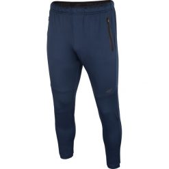 Spodnie treningowe męskie SPMTR202 - ciemny granat. Spodnie sportowe męskie 4F, m, bez wzorów, z dresówki. W wyprzedaży za 89.99 zł.