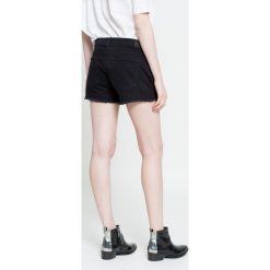 Wrangler - Szorty. Czarne szorty damskie Wrangler, bez wzorów, z bawełny, casualowe. W wyprzedaży za 79.90 zł.