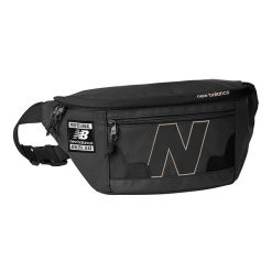 Saszetka New Balance LAB21014BKK – czarna. Czarne saszetki i nerki męskie New Balance, przez ramię, duże. Za 99.99 zł.