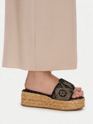 Guess Klapki FLJBIA FAL04 Czarny. Czarne klapki damskie Guess, z aplikacjami, z materiału, bez obcasa, bez zapięcia. Za 334.99 zł.
