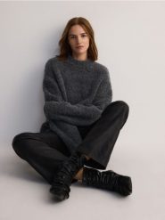 Sweter z domieszką wełny - ciemnoszary. Szare swetry nierozpinane damskie Reserved, l, bez wzorów, z dzianiny, bez kołnierzyka, bez ramiączek. W wyprzedaży za 89.99 zł.