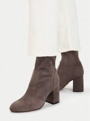 Nine West Botki CEO-C6031-1 Szary. Szare botki damskie Nine West, bez wzorów, z materiału, bez obcasa, na słupku, bez zapięcia. Za 279.99 zł.