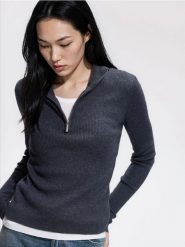Sweter z kołnierzem - ciemnoszary. Szare swetry nierozpinane damskie Reserved, l, bez wzorów, z dzianiny, bez kołnierzyka, bez ramiączek. Za 119.99 zł.