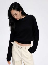 Sweter z obniżoną linią ramion - czarny. Czarne swetry nierozpinane damskie Reserved, l, bez wzorów, z dzianiny, bez kołnierzyka, bez ramiączek. Za 119.99 zł.