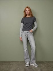 Jeansy flare z efektem sprania low waist - szary. Szare jeansy damskie Sinsay, bez wzorów, z jeansu. Za 69.99 zł.