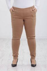Klasyczne beżowe spodnie Nita ze zwężoną nogawką PLUS SIZE XXL. Brązowe spodnie materiałowe damskie Nasi partnerzy, bez wzorów, z elastanu, biznesowe, plus size, krótkie. Za 159.90 zł.