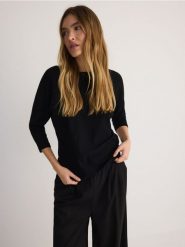 Gładki sweter z wiskozą - czarny. Czarne swetry nierozpinane damskie Reserved, l, bez wzorów, z dzianiny, bez kołnierzyka, bez ramiączek. Za 79.99 zł.