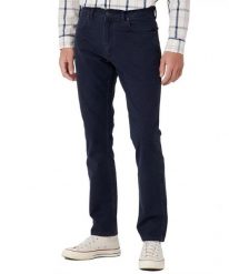 WRANGLER GREENSBORO MĘSKIE SPODNIE MATERIAŁOWE JEANSY DARK NAVY W15QDRXAE 112334235. Niebieskie spodnie materiałowe męskie Wrangler, bez wzorów, z jeansu. Za 229.99 zł.