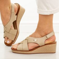 Beżowe skórzane sandały damskie na koturnie Sergio Leone Sk297s. Brązowe sandały damskie Sergio Leone, bez wzorów, z jeansu, bez obcasa, na koturnie, bez zapięcia. Za 229.00 zł.