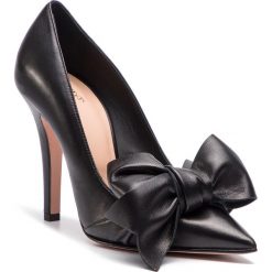 Szpilki RED VALENTINO - RQ2S0C12 Nero 0NO 1. Czarne szpilki damskie Red Valentino, z aplikacjami, ze skóry, bez obcasa, na obcasie, bez zapięcia. W wyprzedaży za 899.00 zł.