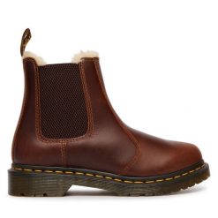 Sztyblety Dr. Martens. Brązowe botki damskie Dr. Martens, bez wzorów, bez obcasa, na płaskiej podeszwie, bez zapięcia. Za 989.99 zł.