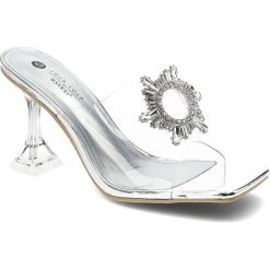 Srebrne Klapki Sca'viola Eleganckie Buty Damskie. Szare klapki damskie Sca'viola, z aplikacjami, eleganckie, bez obcasa, na obcasie, bez zapięcia. Za 299.00 zł.