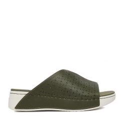 Klapki Go Soft. Zielone klapki damskie GO SOFT, bez wzorów, bez obcasa, bez zapięcia. Za 119.99 zł.