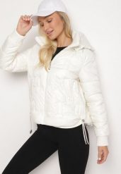 Biała Pikowana Kurtka z Odpinanym Kapturem Wydłużonym Tyłem i Ściągaczami Zinonia. Białe kurtki sportowe damskie Born2be, na zimę, xl, bez wzorów, z jeansu, bez ramiączek, narciarskie. Za 134.99 zł.
