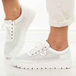 Białe ażurowe skórzane półbuty damskie Vinceza 79629. Białe półbuty damskie VINCEZA, na lato, z aplikacjami, z jeansu, eleganckie, z okrągłym noskiem, bez obcasa, bez zapięcia. Za 239.00 zł.